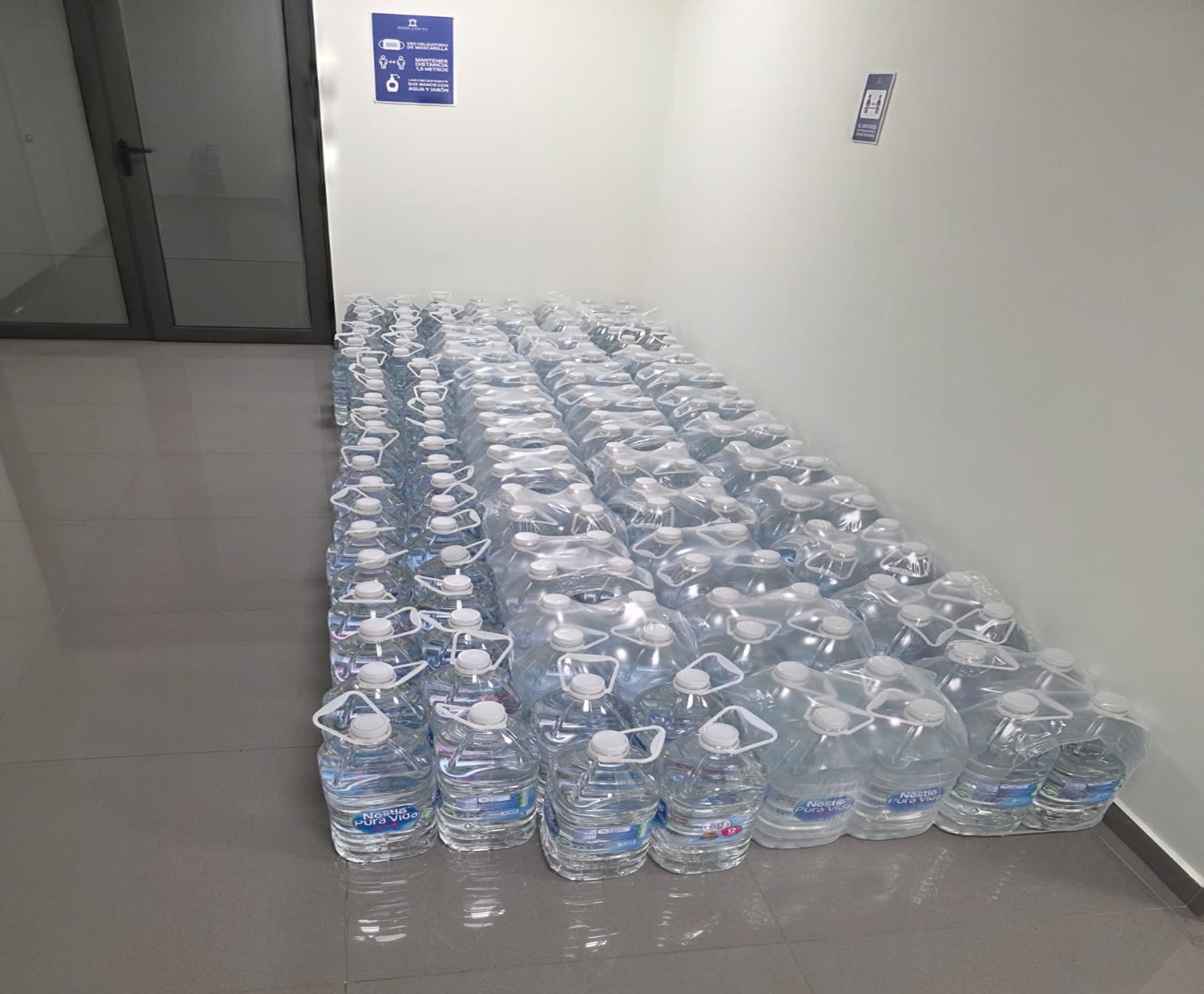 Departamento de Bienestar entrega 250 bidones de agua potable para apoyar a funcionarios y funcionarias afectados por la emergencia climática en la región de Coquimbo
